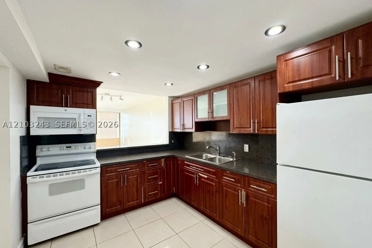 1351 NE Miami Gardens Dr #403E, Miami: photo 1 of 9