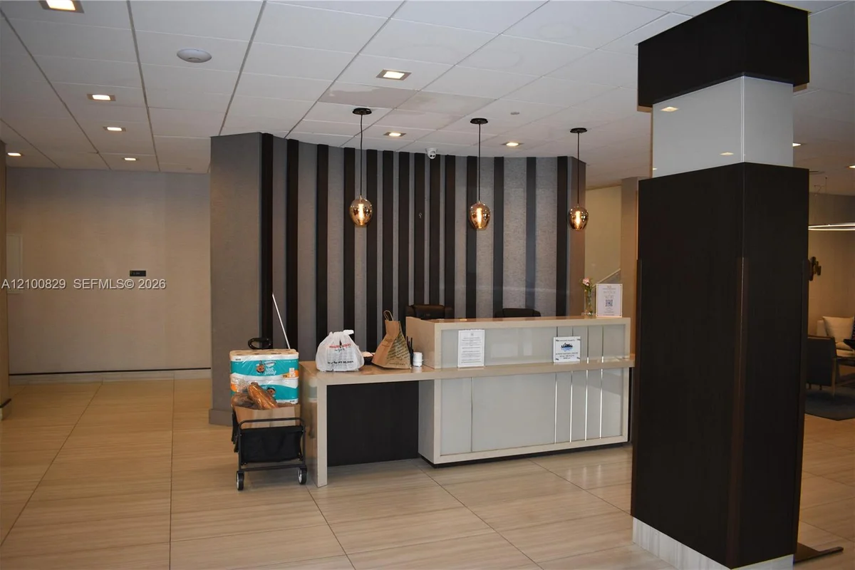 Condo in Coral Gables: photo 1 of 29