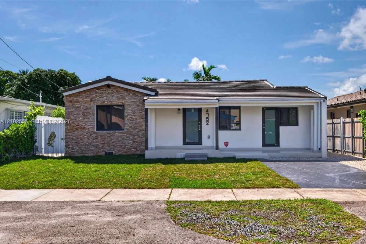 4752 SW 1st St, Miami: photo 1 of 32