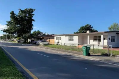 16320 NW 37th Ave #1, Miami Gardens: photo 1 of 4
