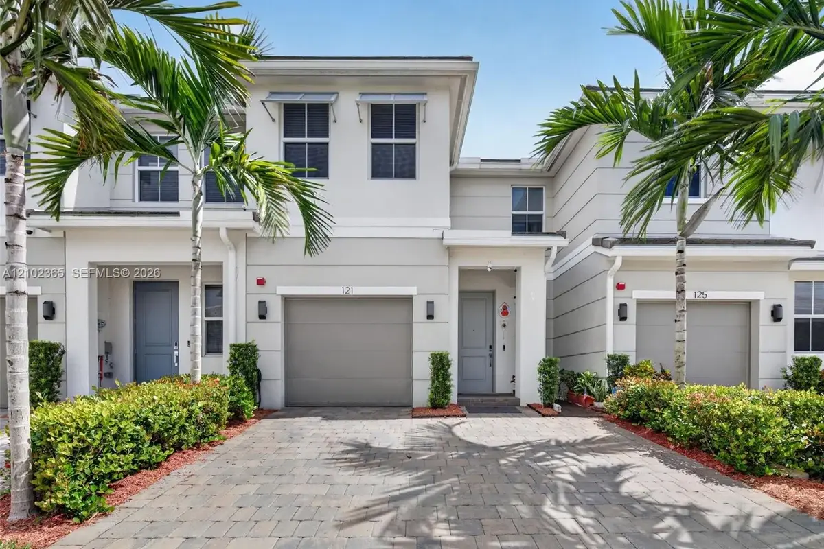 121 SW 170th Ave, Pembroke Pines: photo 1 of 46
