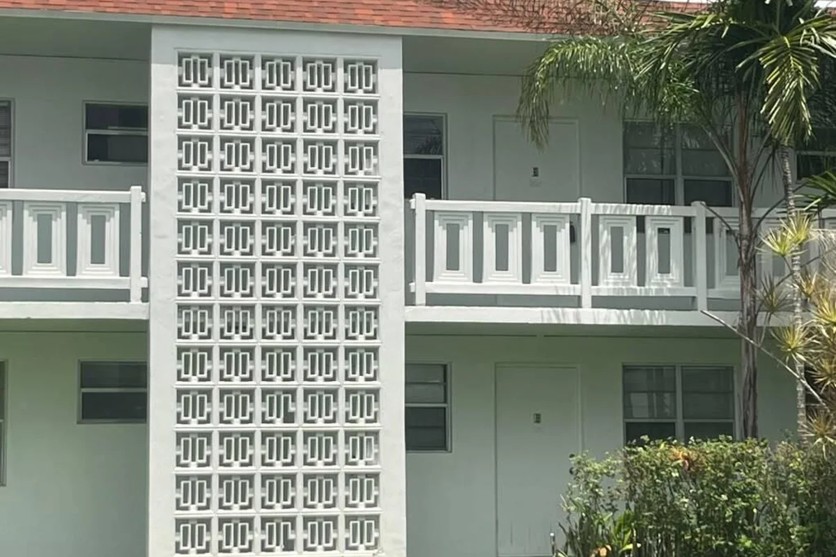 Condo in Lauderhill: photo 1 of 17