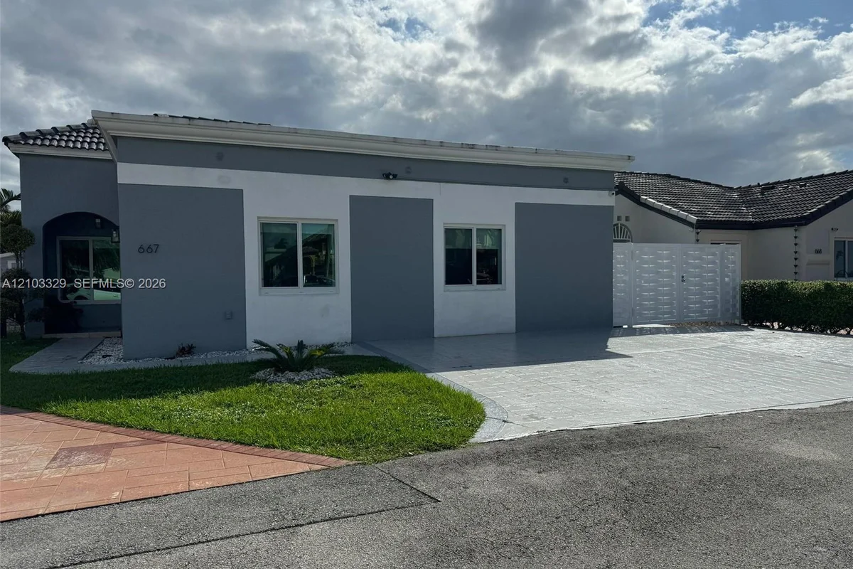 667 NW 124th Ave, Miami: photo 1 of 15