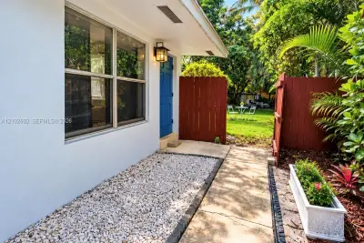 920 NE 40th St #3, Oakland Park: photo 1 of 8