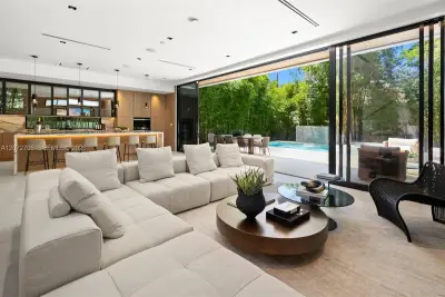 House in Miami Beach: photo 1 of 47