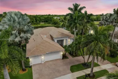 1378 Victoria Isle Dr, Weston: photo 1 of 48