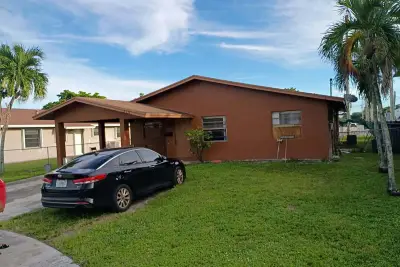 315 NW 3rd Ct, Hallandale Beach: photo 1 of 3