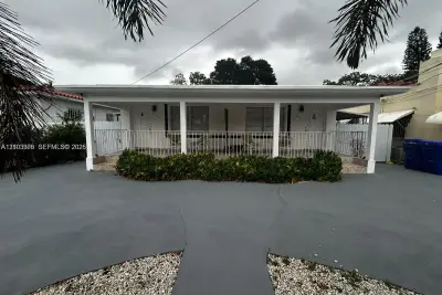 1945 NW 33rd St, Miami: photo 1 of 18