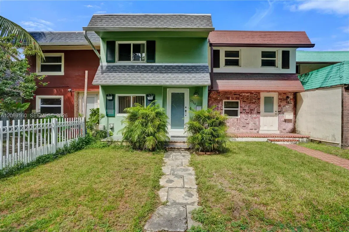 1719 NE 142nd St, North Miami: photo 1 of 29