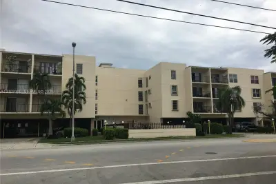 555 NE 123rd St #212-B, North Miami: photo 1 of 40