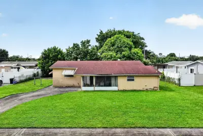 913 Jamaican Dr, West Palm Beach: photo 1 of 31