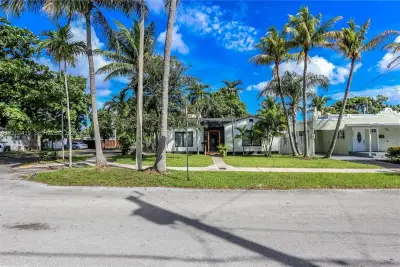 3095 NW 3rd St, Miami: photo 1 of 33