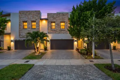 8110 NW 104th Ct, Doral: photo 1 of 41
