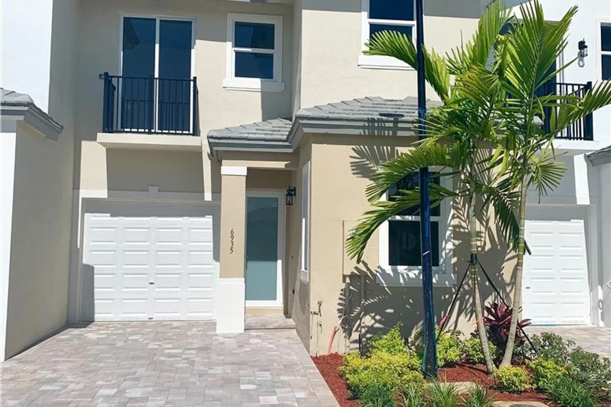 6935 Pines Cir #16, Coconut Creek: photo 1 of 16