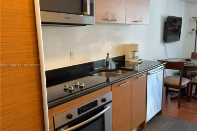 Condo in Miami: photo 1 of 9