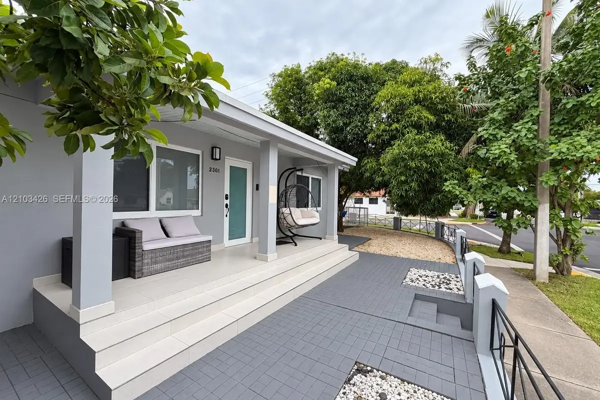 230x NW 4th St, Miami: photo 1 of 13