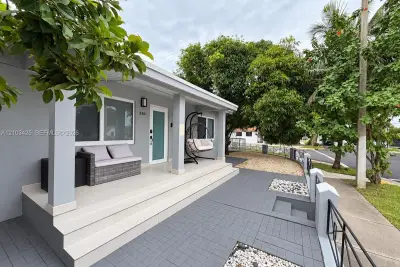 230x NW 4th St, Miami: photo 1 of 13