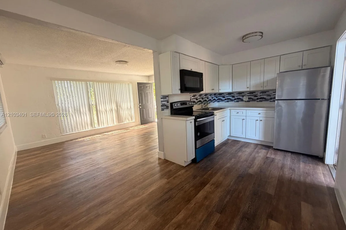 1821 Thomas St #13, Hollywood: photo 1 of 13