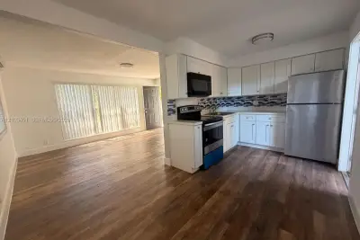 1821 Thomas St #13, Hollywood: photo 1 of 13