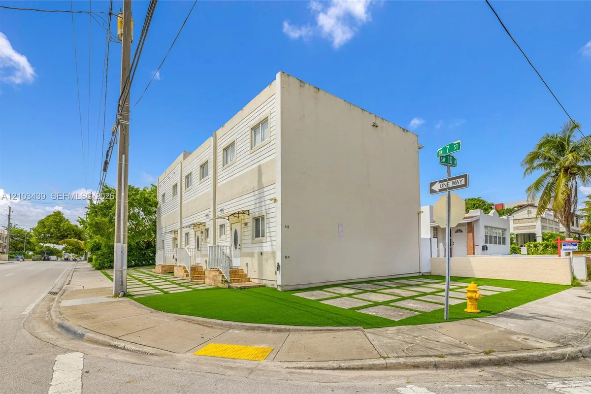 642 SW 10th Ave, Miami: photo 1 of 25