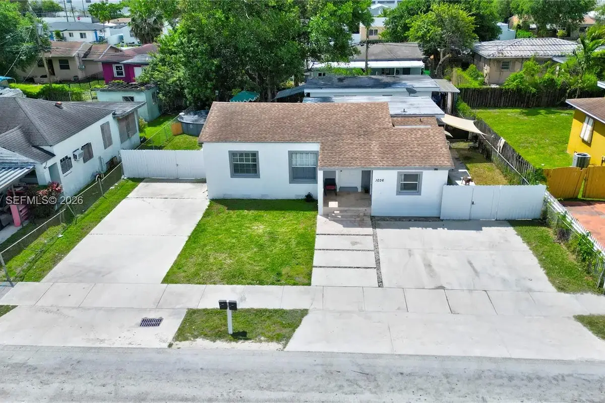 1036 NW 75th St, Miami: photo 1 of 12