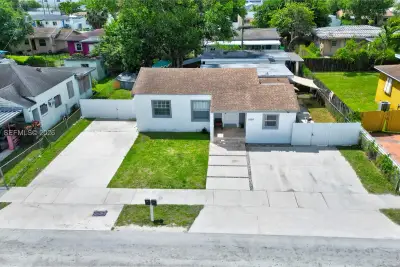 1036 NW 75th St, Miami: photo 1 of 12