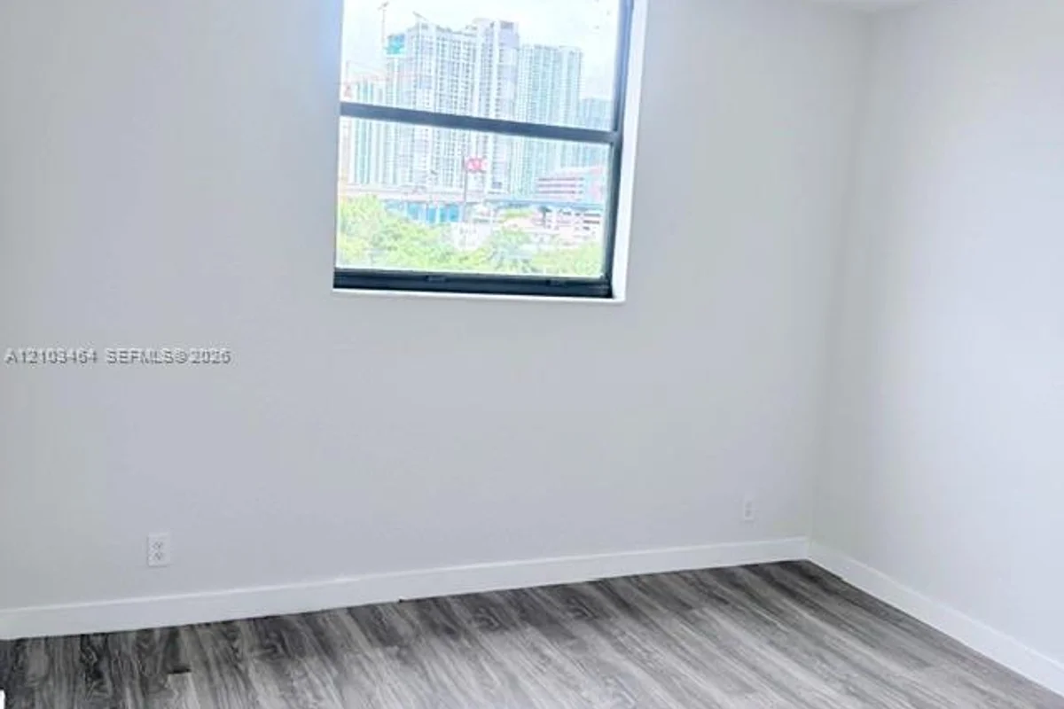 546 SW 1st St #603, Miami: photo 1 of 14