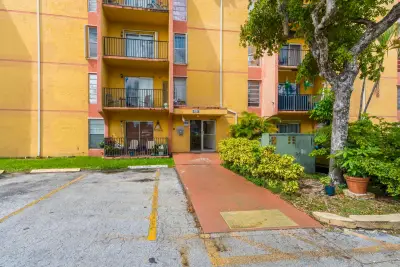 4707 NW 7th St #110-8, Miami: photo 1 of 35