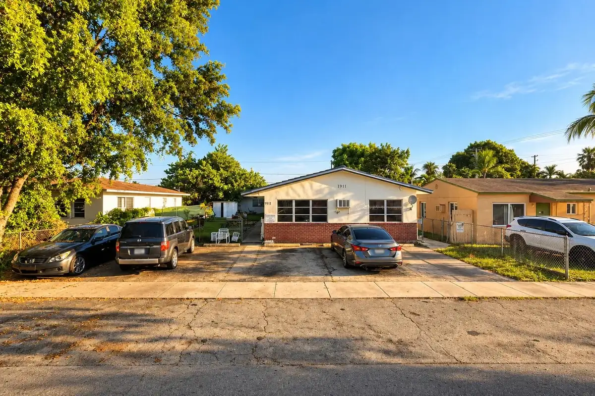 1911 Roosevelt St, Hollywood: photo 1 of 8