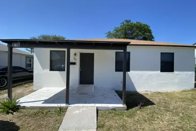 816 W 4th St, Riviera Beach: photo 1 of 4