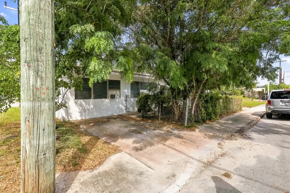 1208 3rd Ave S, Lake Worth Beach: photo 1 of 29
