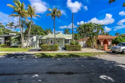3085 NW 3rd St, Miami: photo 1 of 29