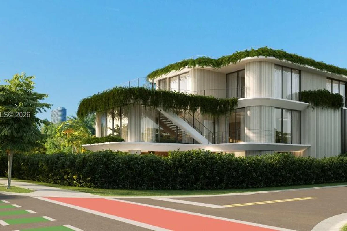 920 N Venetian Dr, Miami: photo 1 of 11