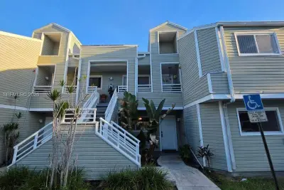 3401 NW 44th St #201, Oakland Park: photo 1 of 24