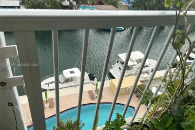 2000 NE 135th St #707, North Miami: photo 1 of 19