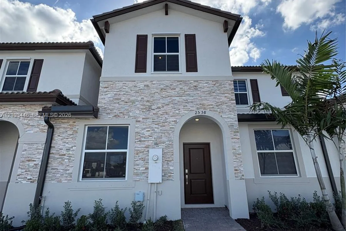 2558 SE 29th St, Homestead: photo 1 of 26