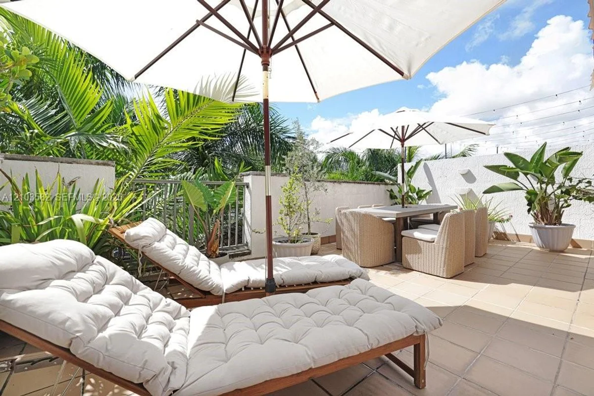 Townhouse in Doral: photo 1 of 65