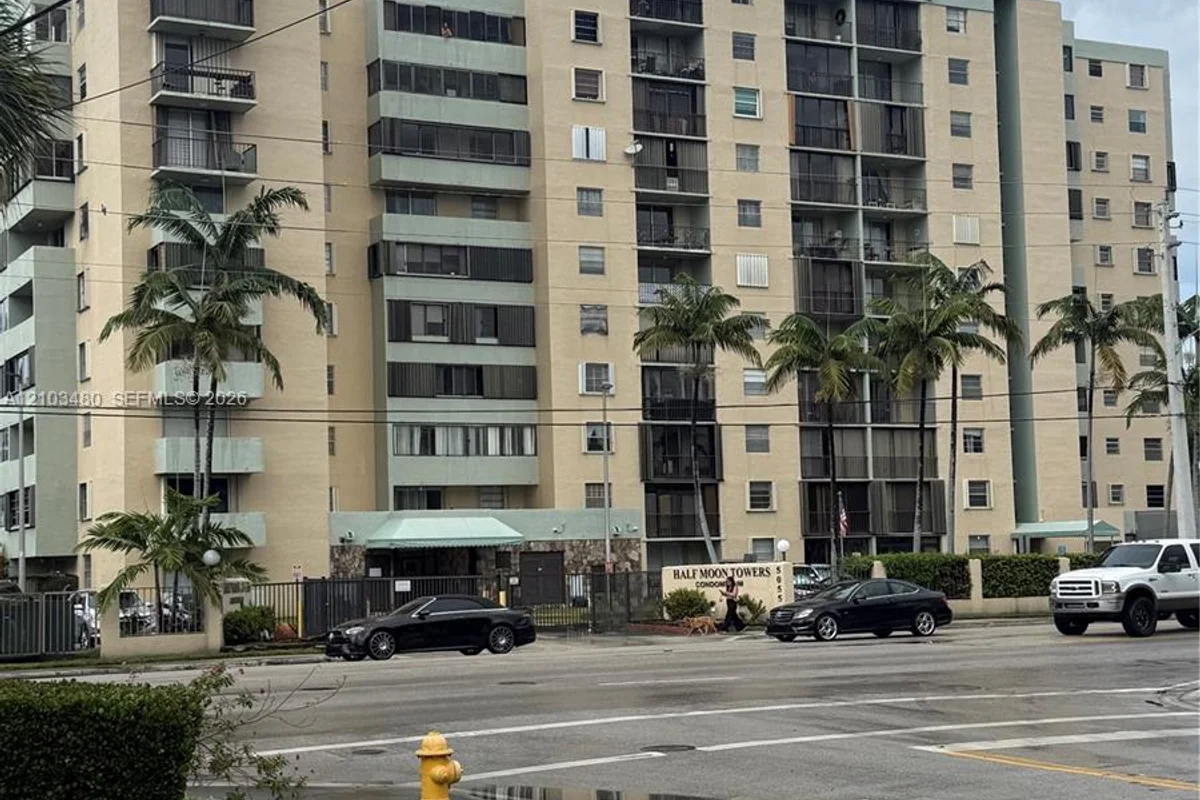5055 NW 7th St #604, Miami: photo 1 of 18