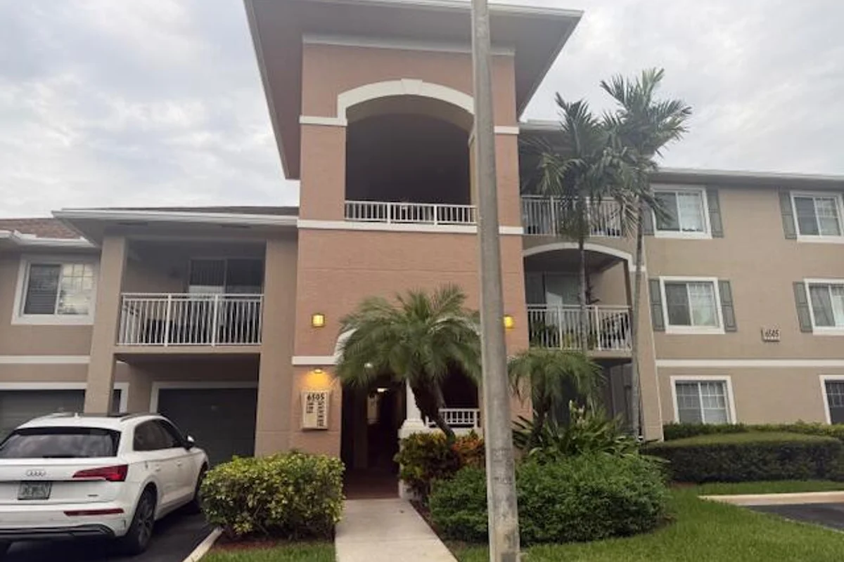 6505 Emerald Dunes Dr #108, West Palm Beach: photo 1 of 5