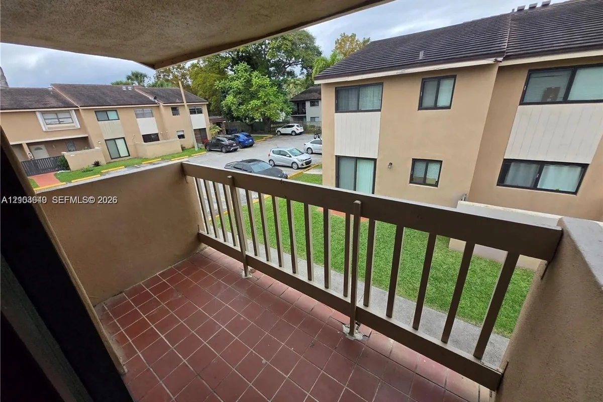 15425 SW 80th St #206-12, Miami: photo 1 of 13