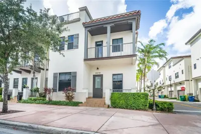 8478 NW 52nd St, Doral: photo 1 of 44