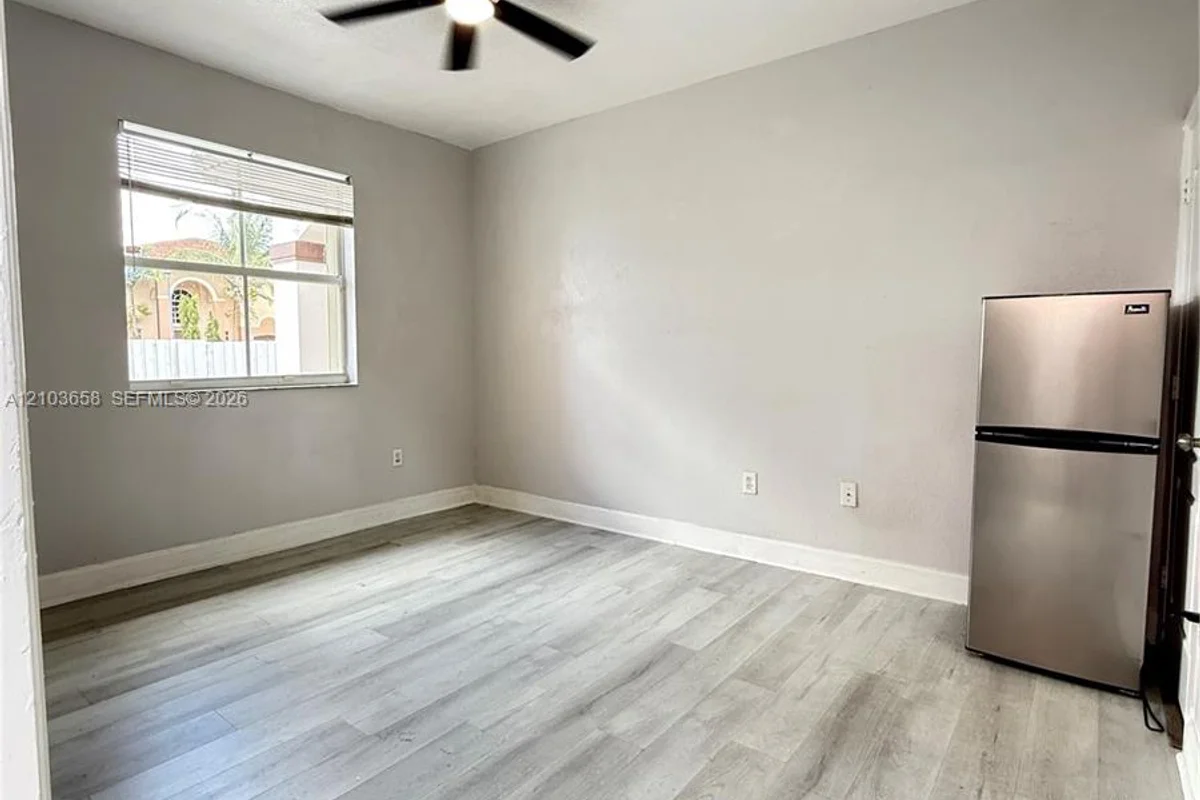 6651 SW 158th Ct #1, Miami: photo 1 of 8