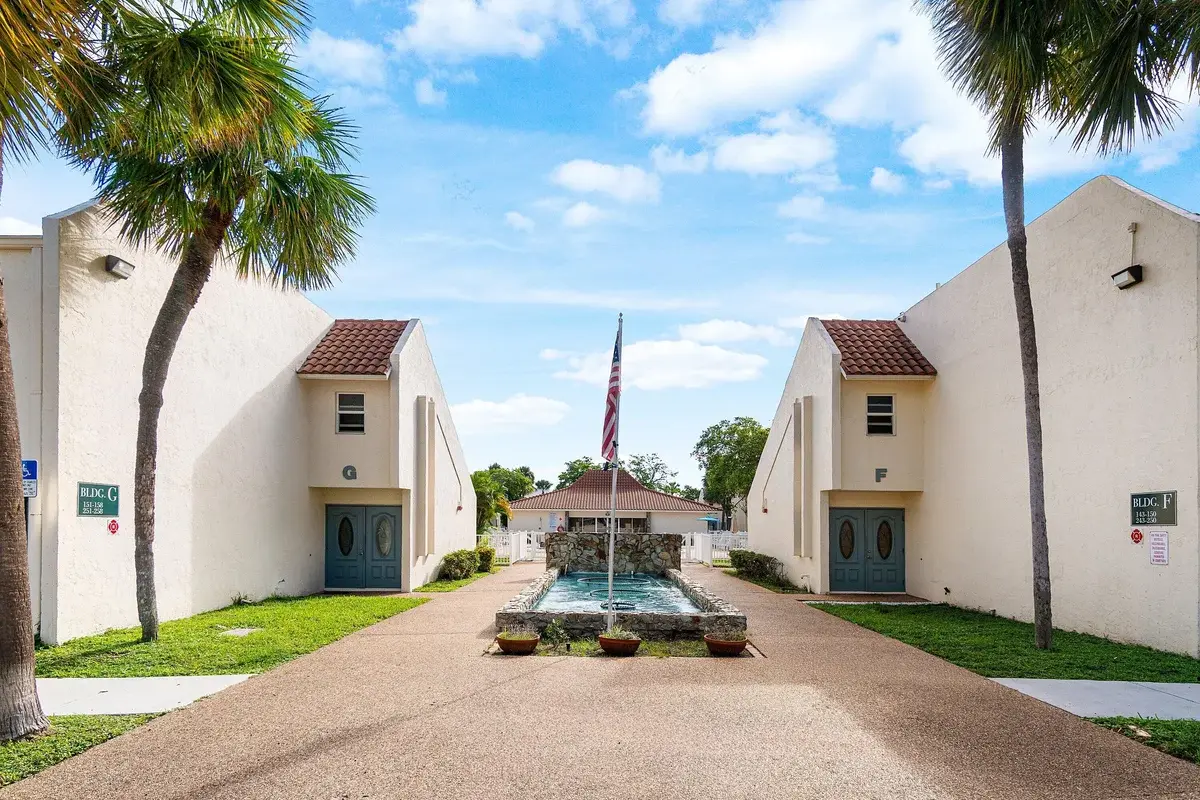 1428 SE 4th Ave, Deerfield Beach: photo 1 of 32