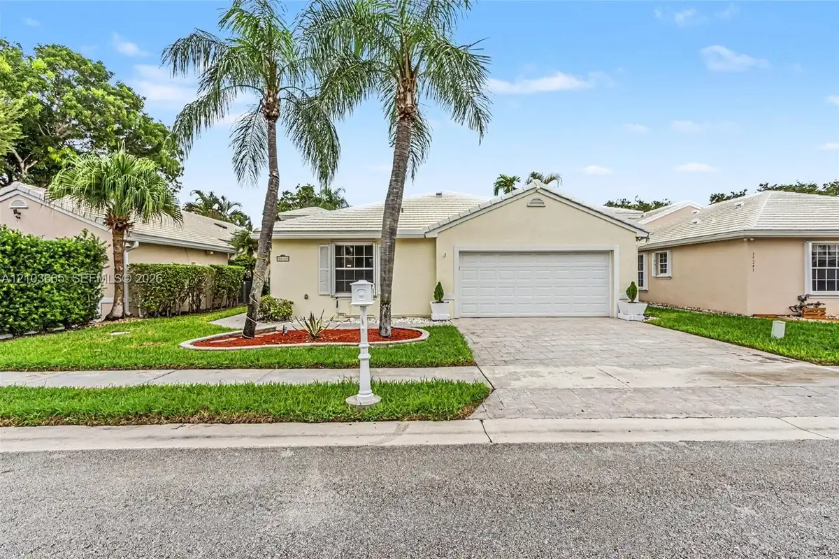 15251 Wilshire Way, Pembroke Pines: photo 1 of 64