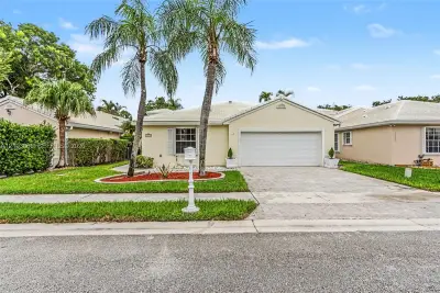 15251 Wilshire Way, Pembroke Pines: photo 1 of 64