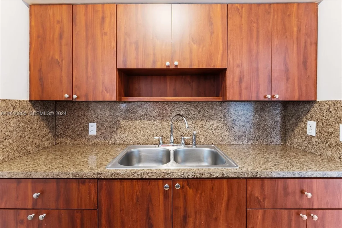 1142 NE 15th Ave #B, Fort Lauderdale: photo 1 of 11