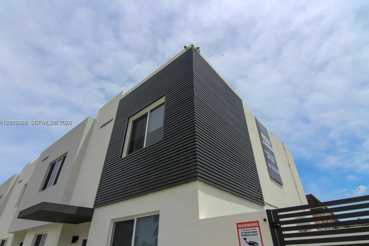 170 NW 158th St #10, Miami: photo 1 of 14
