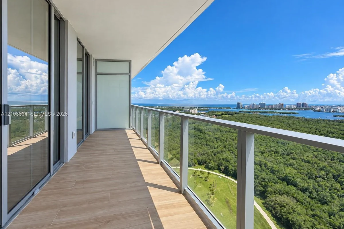 2411 Laguna Cir #2504, North Miami: photo 1 of 23
