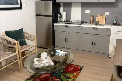 1101 NE 5th St #2, Hallandale Beach: photo 1 of 8
