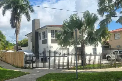 2395 NW 30th St #1, Miami: photo 1 of 8